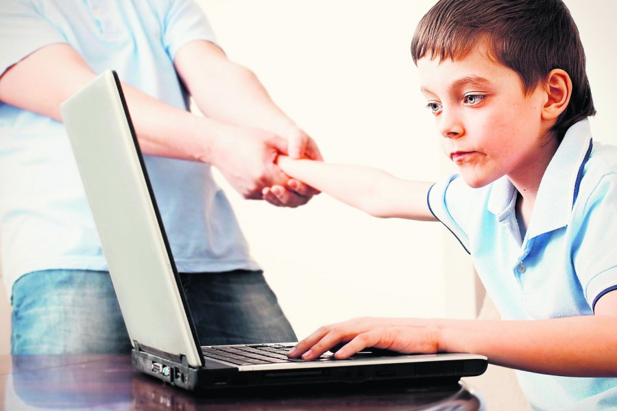 copil care petrece prea mult timp la calculator 